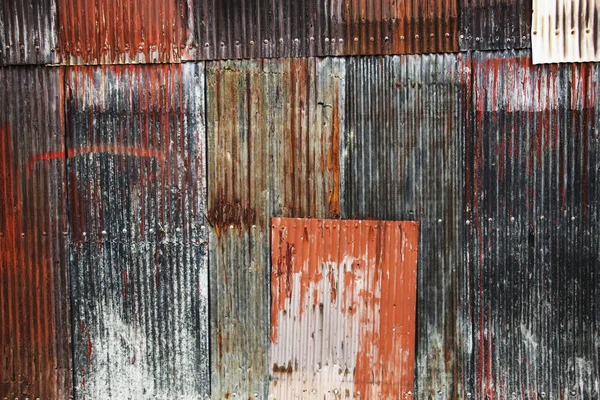 錆びた板金鉄シートの背景画像赤と青 — ストック写真