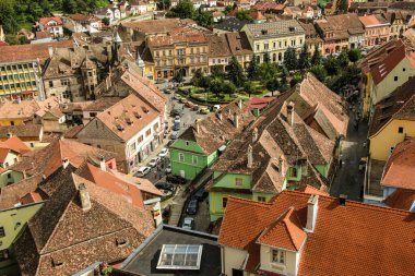 Romanya 'nın orta çağ kenti Transilvanya' nın Sighisoara kentindeki şehir ve çatı mimarisi üzerine panoramik manzara