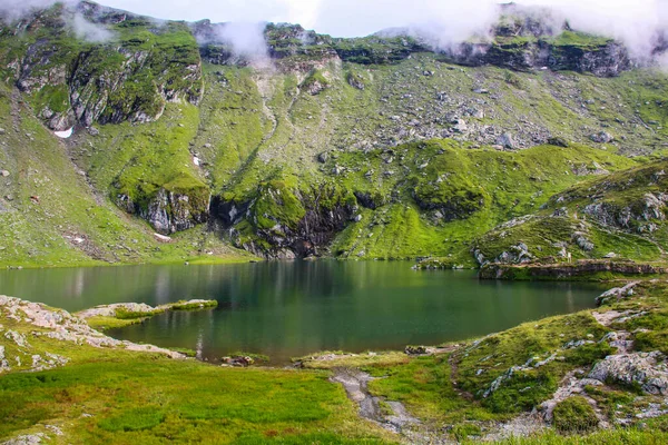 Lago Balea Perto Rodovia Transfagarasan Nas Montanhas Cárpatas Romênia Europa — Fotografia de Stock