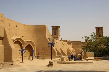 İran 'ın Yazd kentinin eski sokaklarından biri. Yazd rüzgar kuleleriyle ünlüdür