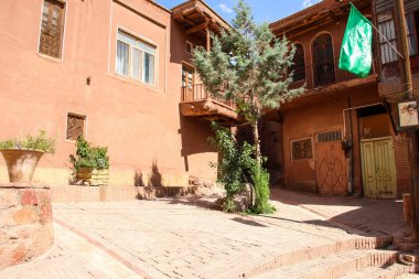 İran 'ın orta kesiminde karakteristik kırmızı evleri olan Abyaneh dağ köyü. UNESCO dünya mirası sahası.