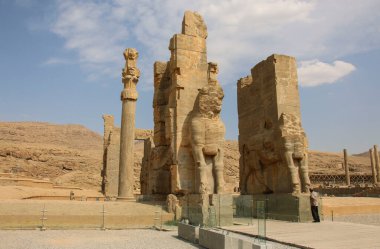 İran, Shiraz 'daki Persepolis' teki tüm ulusların geçidi harabeleri. Achaemenid İmparatorluğu 'nun törensel başkenti. UNESCO Dünya Mirası