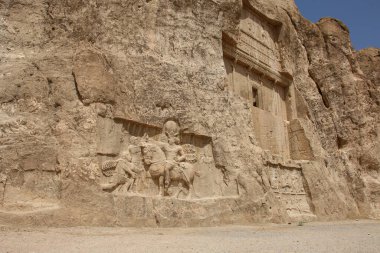 İran 'ın Shiraz kentinin kuzeyindeki Naqsh-e Rustam' daki Achaemenid krallarının antik mezarları.