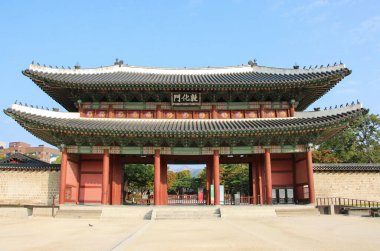 SEOUL, Güney Kore - 22 Ekim 2019: Donhwamun Kapısı Changdeokgung Sarayı 'nın ana kapısı, Seul, Güney Kore.