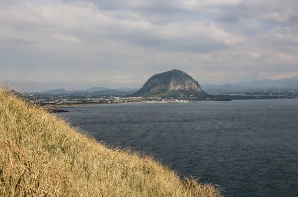 Kilátás Sanbangsan Híres Vulkanikus Hegy Jeju Sziget Dél Korea — Stock Fotó