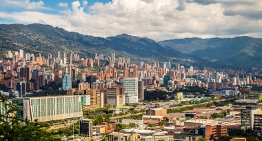 Arka planda Medellin City 'nin Aburra Vadisi, Antioquia, Kolombiya, iş merkezi binaları ve El Poblado bölgesi panoramik
