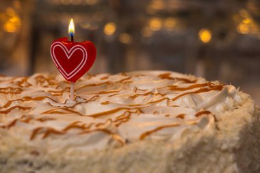 Doğum günü pastası, şömine şeklindeki mumla yakın plan.