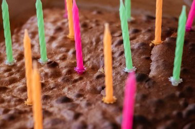 Doğum günü pastası ve mumlar.