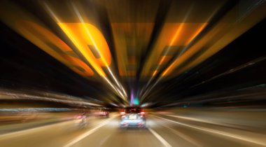 Hareket yüzünden ışık çizgileri çizildi. Gece yolda büyük bir hızla bir arabanın yanından geçti.