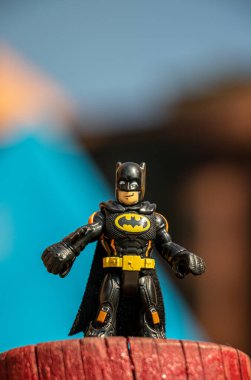 Batman 'in minicik bir temsili oyuncak dünyasını savunmaya hazır kahramanca bir tutum sergiliyor.
