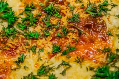 Yeni pişmiş bir lazanyayla üst yüzeyin detaylı bir görüntüsü.