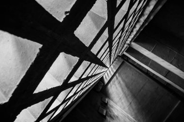 Yoğun bir arka ışıklandırması olan bir dizi küçük pencerenin perspektif görüntüsü