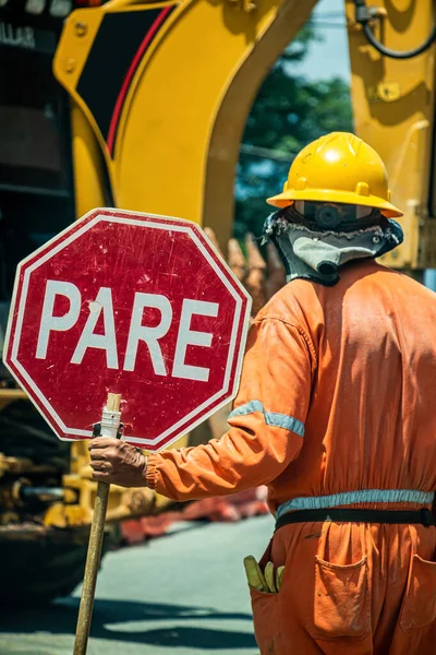 Homem Está Segurando Sinal Parada Local Construção Para Avisar Pessoas — Fotografia de Stock