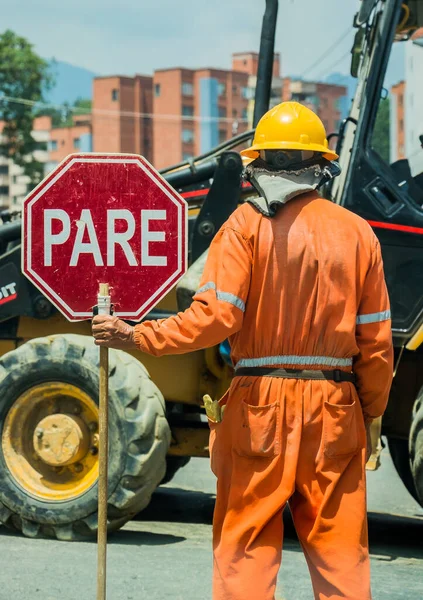 Homem Está Segurando Sinal Parada Local Construção Para Avisar Pessoas — Fotografia de Stock