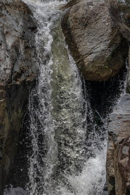 Dev kayaların arasından akan su doğal şelaleler yaratır.