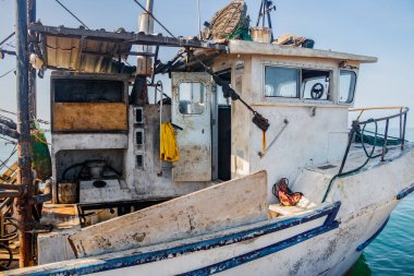 Makineleriyle birlikte balıkçı teknesinin çok detaylı bir görüntüsü var.