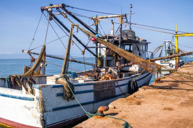 Makineleriyle birlikte balıkçı teknesinin çok detaylı bir görüntüsü var.