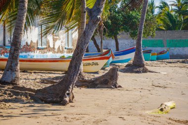 Balıkçılar balıkçı teknelerini sahile park ettikten sonra güneş onları bir sonraki balıkçılık gününe kadar kurutur.