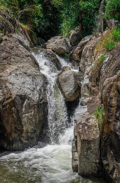 Vatten Som Rinner Mellan Gigantiska Stenar Och Skapar Naturliga Vattenfall — Stockfoto