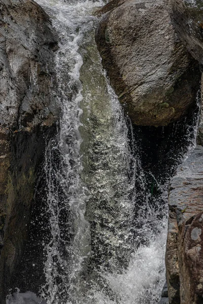 Dev kayaların arasından akan su doğal şelaleler yaratır.