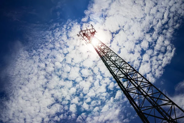 Çok Ama Çok Uzun Bir Telekomünikasyon Anteni Dipten Yukarı Açılı — Stok fotoğraf