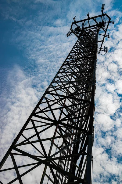 Una Antena Telecomunicaciones Muy Alta Con Una Vista Ángulo Abajo —  Fotos de Stock