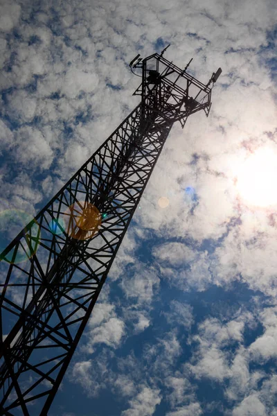 Una Antena Telecomunicaciones Muy Alta Con Una Vista Ángulo Abajo — Foto de Stock