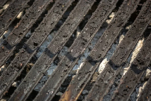 使用済み石炭グリルバーベキューからの鉄の棒の閉鎖 — ストック写真