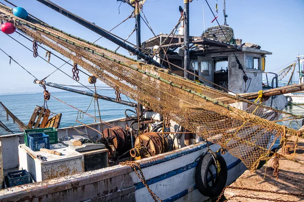 Makineleriyle birlikte balıkçı teknesinin çok detaylı bir görüntüsü var.