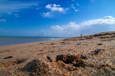 Sörf hattı, deniz plajı, mavi gökyüzü..