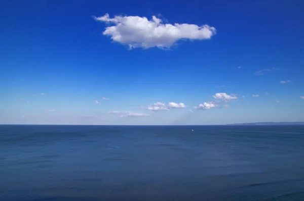 Hermoso paisaje marino natural en un día soleado. Mundo de belleza, cielo azul con nubes blancas. Fondo azul profundo, fondo de pantalla — Foto de Stock