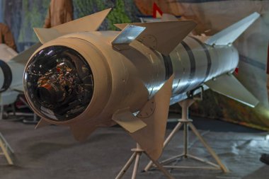 Sınıf hava sahasından uçak füzesi. Uzun menzilli güdümlü füzeler havadan karaya, kanatlı roketler