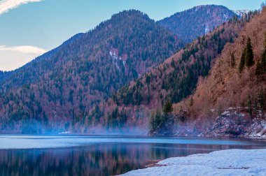 Dağların ve mavi gökyüzünün arka planında Dağ Gölü