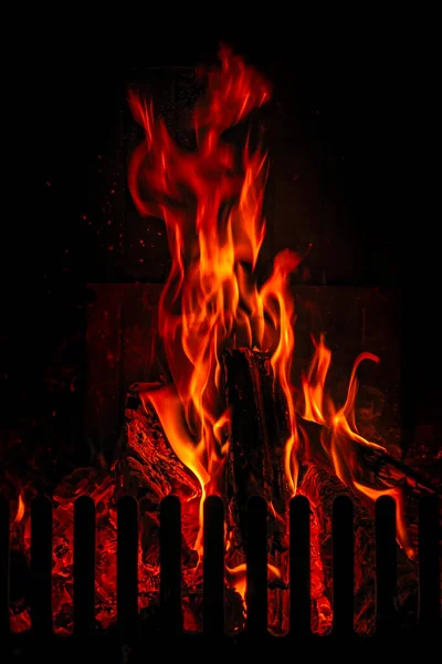 Acogedora Chimenea Chimenea Fuego Rojo Hermoso Estilo Sobre Fondo Oscuro — Foto de Stock
