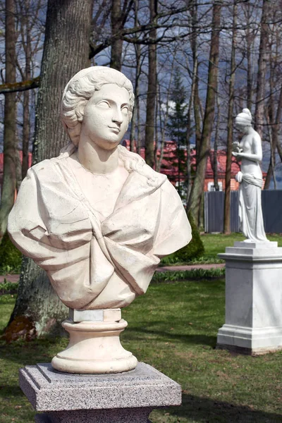 Peterhof, Rusia, 4 de mayo-Estatua antigua en el jardín de verano a la luz del sol — Foto de Stock