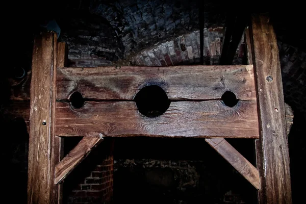 Pads prison dans le sous-sol en brique sombre d'un château médiéval — Photo