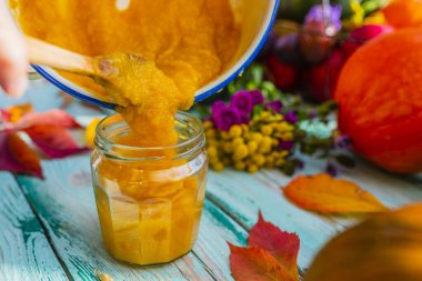 Bahçedeki masada balkabağı ve elmayla ev yapımı reçel..