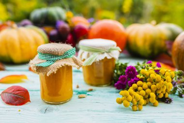 Bahçedeki masada balkabağı ve elmayla ev yapımı reçel..
