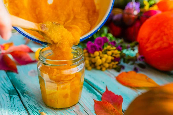 Mermelada Casera Con Calabaza Manzanas Una Mesa Jardín —  Fotos de Stock