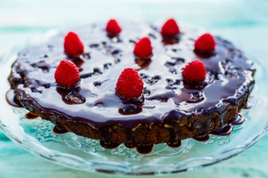 Çikolata kaplı ve ahududulu ev yapımı balkabağı turtası..