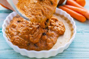 Ev yapımı balkabağı turtası ahşap bir arka planda pişirmeye hazır..