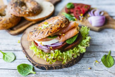 Paket yemek. Füme somon ve taze sebzeli simit burger..