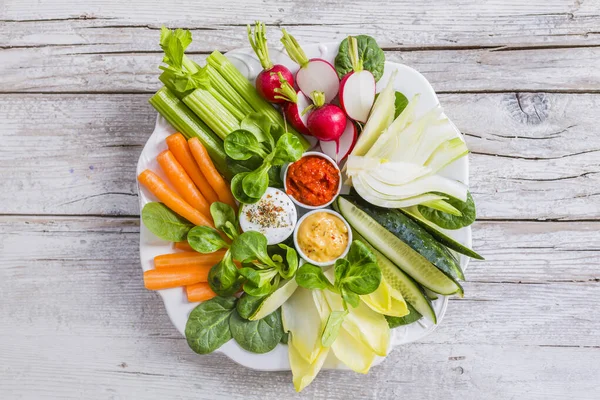 Friss Nyers Zöldségek Különböző Szószokkal Fehér Tányéron Háttérrel Vegetáriánus Diéta — Stock Fotó