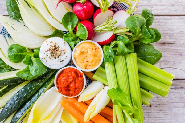 Friss Nyers Zöldségek Különböző Szószokkal Fehér Tányéron Háttérrel Vegetáriánus Diéta — Stock Fotó