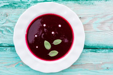 Beslenme ve sağlıklı kremalı pancar çorbası..