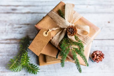 Baharat ve otlarla süslenmiş Noel hediyesi. Sıfır atık eğilimi.