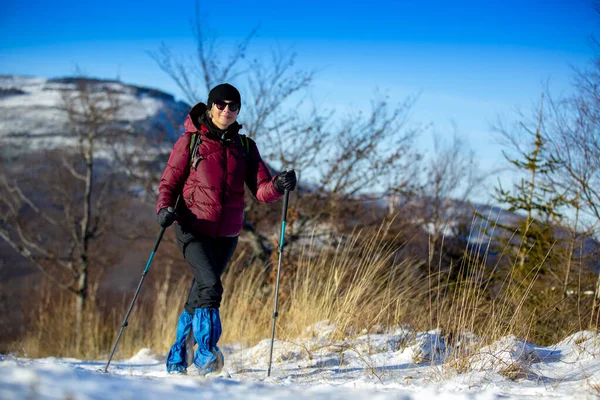 山の旅で熟女 高齢者の健康的で活発なライフスタイル — ストック写真