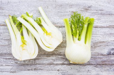 Ahşap arka planda taze rezene soğanları.