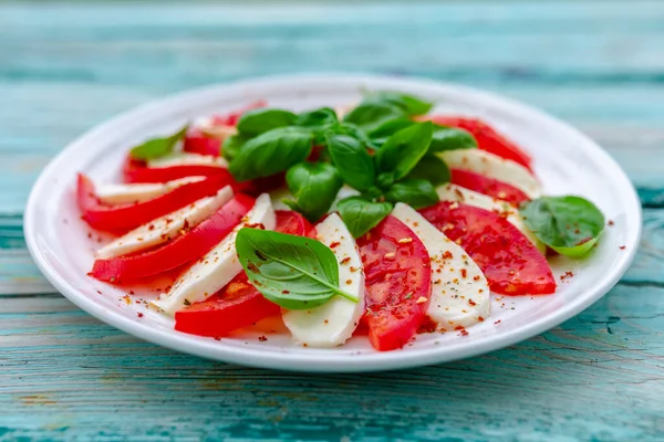 おいしい伝統的なイタリアのカプレーゼサラダ — ストック写真