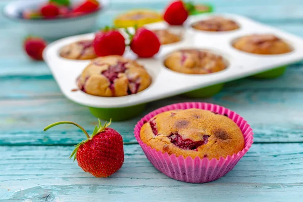 Deliziosi Muffin Con Frutta Fresca Alla Fragola Uno Sfondo Legno — Foto Stock
